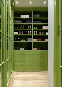 Г-образная гардеробная комната в зеленом цвете Челябинск