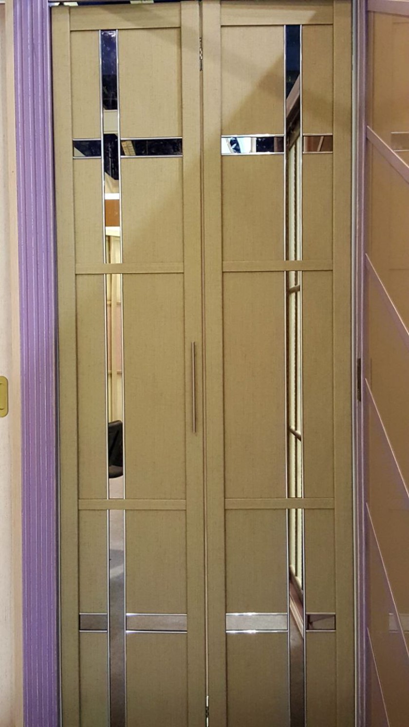 Двери гармошка шпонированные с зеркальным декором Челябинск